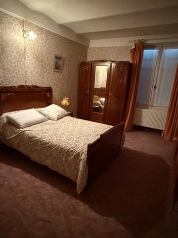 Maison en pierre de 151m2, mitoyenne, 4 chambres avec dépendance, terrain 1524m² 68 000 €