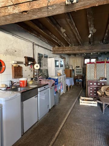 Maison en pierre de 151m2, mitoyenne, 4 chambres avec dépendance, terrain 1524m² 68 000 €