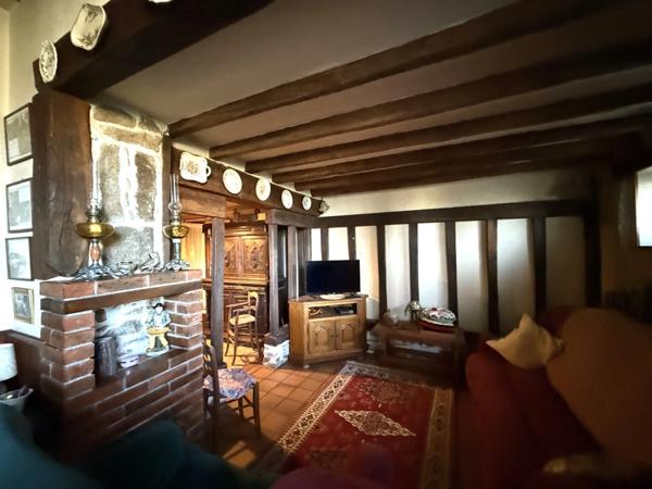 Maison en pierre de 151m2, mitoyenne, 4 chambres avec dépendance, terrain 1524m² 68 000 €