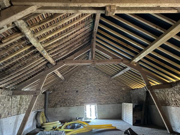 Maison en pierre de 151m2, mitoyenne, 4 chambres avec dépendance, terrain 1524m² 68 000 €