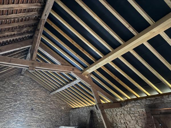 Maison en pierre de 151m2, mitoyenne, 4 chambres avec dépendance, terrain 1524m² 68 000 €