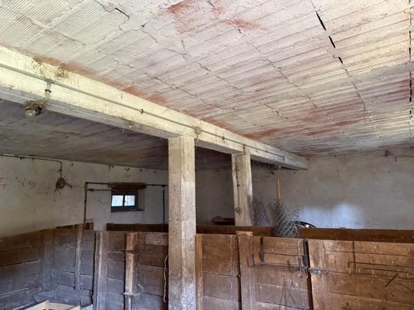 Maison en pierre de 151m2, mitoyenne, 4 chambres avec dépendance, terrain 1524m² 68 000 €