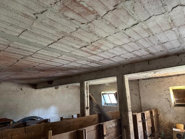 Maison en pierre de 151m2, mitoyenne, 4 chambres avec dépendance, terrain 1524m² 68 000 €