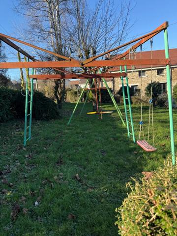 Maison en pierre de 151m2, mitoyenne, 4 chambres avec dépendance, terrain 1524m² 68 000 €