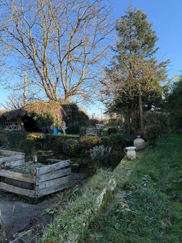 Maison en pierre de 151m2, mitoyenne, 4 chambres avec dépendance, terrain 1524m² 68 000 €