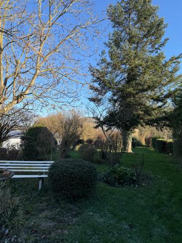 Maison en pierre de 151m2, mitoyenne, 4 chambres avec dépendance, terrain 1524m² 68 000 €