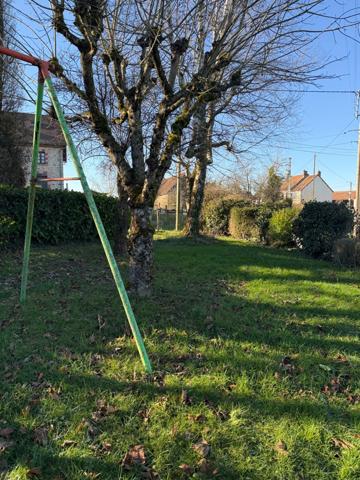 Maison en pierre de 151m2, mitoyenne, 4 chambres avec dépendance, terrain 1524m² 68 000 €