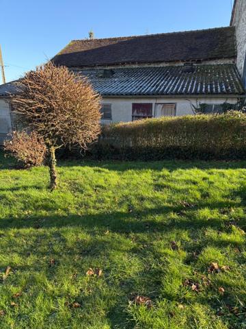 Maison en pierre de 151m2, mitoyenne, 4 chambres avec dépendance, terrain 1524m² 68 000 €