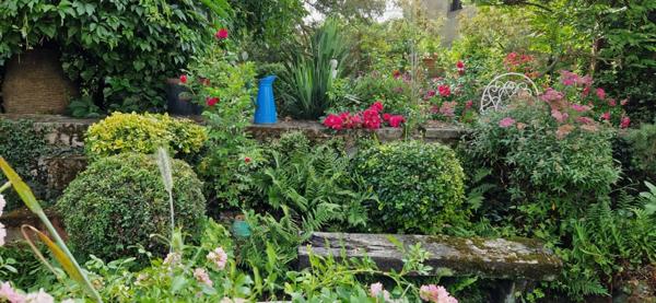 Maison en pierre de 151m2, mitoyenne, 4 chambres avec dépendance, terrain 1524m² 68 000 €