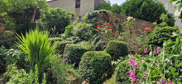 Maison en pierre de 151m2, mitoyenne, 4 chambres avec dépendance, terrain 1524m² 68 000 €