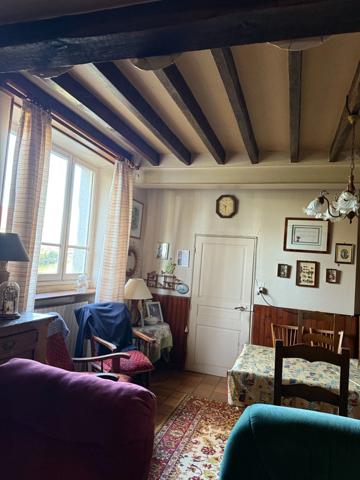 Maison en pierre de 151m2, mitoyenne, 4 chambres avec dépendance, terrain 1524m² 68 000 €