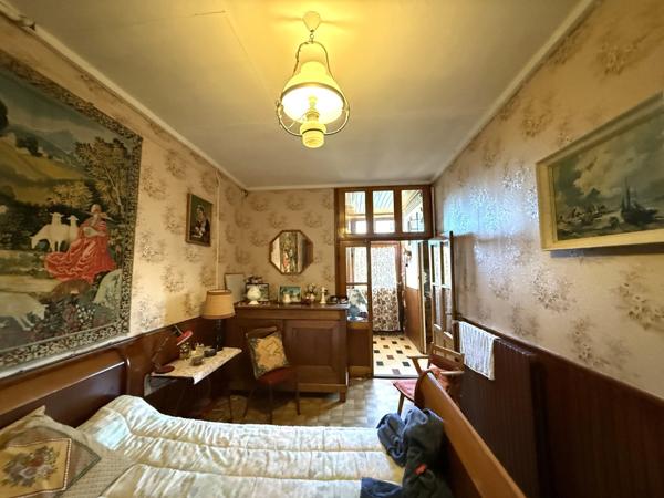 Maison en pierre de 151m2, mitoyenne, 4 chambres avec dépendance, terrain 1524m² 68 000 €