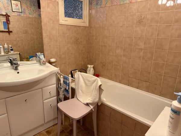 Maison en pierre de 151m2, mitoyenne, 4 chambres avec dépendance, terrain 1524m² 68 000 €