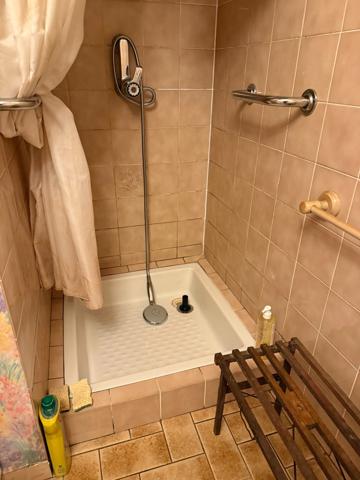 Maison en pierre de 151m2, mitoyenne, 4 chambres avec dépendance, terrain 1524m² 68 000 €