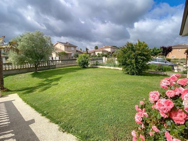 Maison individuelle avec garage et jardin clôturé