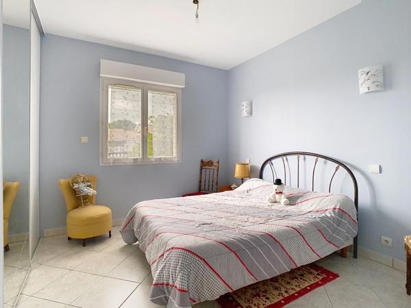 Maison individuelle avec garage et jardin clôturé