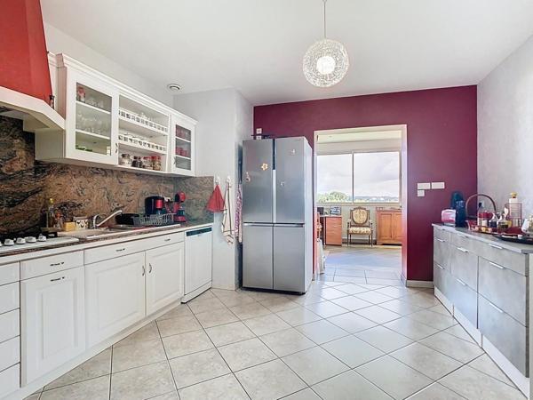 Maison individuelle avec garage et jardin clôturé