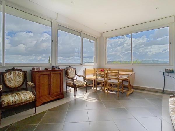 Maison individuelle avec garage et jardin clôturé