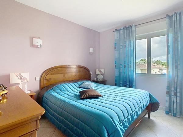 Maison individuelle avec garage et jardin clôturé