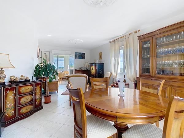 Maison individuelle avec garage et jardin clôturé