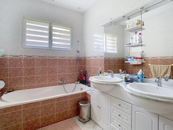 Maison individuelle avec garage et jardin clôturé