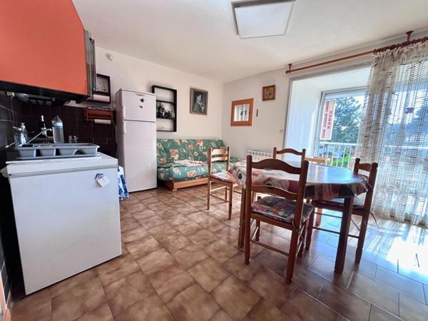 Magnifique appartement de type T2  de 36 m² avec loggia  dans une résidence sécurisée avec piscine et ascenseur