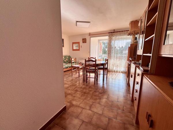 Magnifique appartement de type T2  de 36 m² avec loggia  dans une résidence sécurisée avec piscine et ascenseur