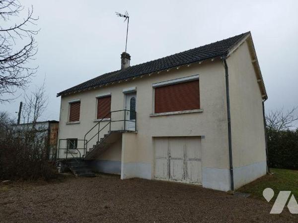 Un pavillon élevé sur sous-sol total comprenant: cuisine, séjour, trois chambres, cellier, WC, ...