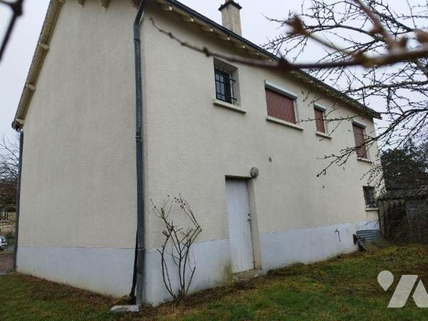 Un pavillon élevé sur sous-sol total comprenant: cuisine, séjour, trois chambres, cellier, WC, ...