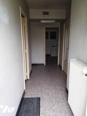 Un pavillon élevé sur sous-sol total comprenant: cuisine, séjour, trois chambres, cellier, WC, ...