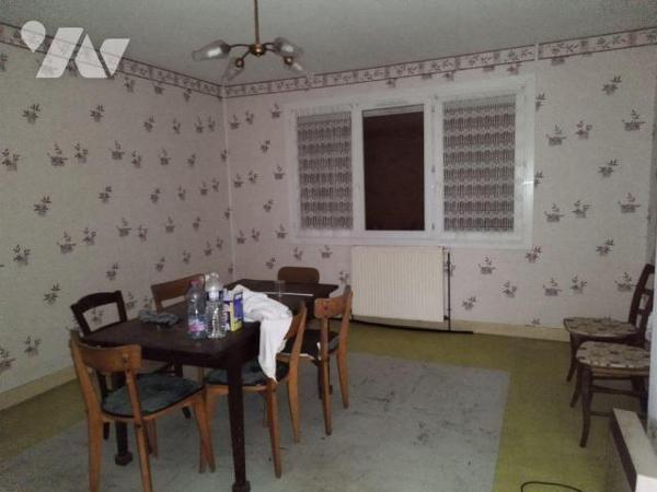 Un pavillon élevé sur sous-sol total comprenant: cuisine, séjour, trois chambres, cellier, WC, ...