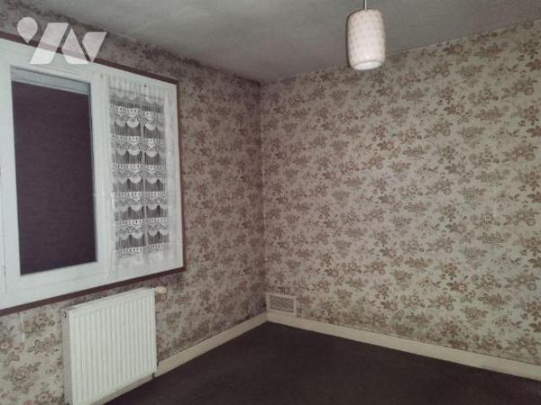 Un pavillon élevé sur sous-sol total comprenant: cuisine, séjour, trois chambres, cellier, WC, ...