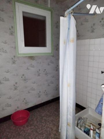 Un pavillon élevé sur sous-sol total comprenant: cuisine, séjour, trois chambres, cellier, WC, ...