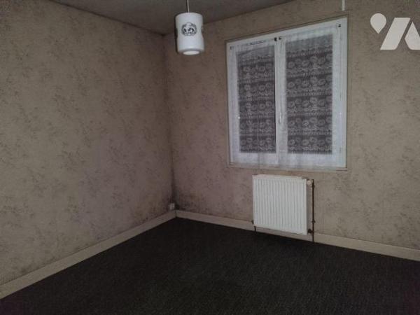 Un pavillon élevé sur sous-sol total comprenant: cuisine, séjour, trois chambres, cellier, WC, ...