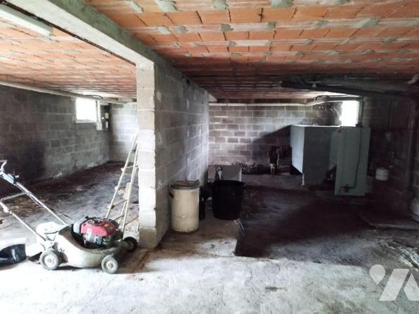 Un pavillon élevé sur sous-sol total comprenant: cuisine, séjour, trois chambres, cellier, WC, ...