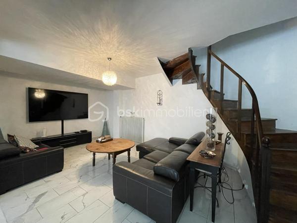 Située à Poissons, venez découvrir cette charmante maison en pierre entièrement rénovée avec soin, offrant 140 m² habitables et alliant le cachet de l’ancien au confort moderne.

Au rez-de-chaussée, vous serez accueilli par une grande entrée, desservant un séjour avec cuisine ouverte, entièrement aménagée et équipée (four, micro-ondes, plaques avec hotte intégrée, lave-vaisselle, réfrigérateur/congélateur...). Une salle d’eau moderne, une buanderie ainsi qu’un WC séparé complètent ce niveau.
À l’étage, vous trouverez un espace nuit confortable composé de deux chambres spacieuses, dont une suite parentale de 36 m² (avec salle d’eau privative équipée d’une double douche, d'un double vasque et d'un WC) et une seconde chambre de 21 m², ainsi qu’un dressing.

Au 2ème étage, vous découvrirez un grenier aménageable d’environ 80 m², offrant un fort potentiel d’agrandissement.
Le bien est complété par un garage attenant avec porte automatisée, par un second grenier (idéal pour stockage) et deux caves. 
Le chauffage est assuré par une chaudière à gaz (gaz de ville) et par un poêle à bois. Les huisseries sont en double vitrage - PVC. 
L'assainissement est collectif (tout à l'égout).

Aucun travaux à prévoir ! A visiter sans tarder !