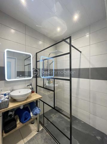 Située à Poissons, venez découvrir cette charmante maison en pierre entièrement rénovée avec soin, offrant 140 m² habitables et alliant le cachet de l’ancien au confort moderne.

Au rez-de-chaussée, vous serez accueilli par une grande entrée, desservant un séjour avec cuisine ouverte, entièrement aménagée et équipée (four, micro-ondes, plaques avec hotte intégrée, lave-vaisselle, réfrigérateur/congélateur...). Une salle d’eau moderne, une buanderie ainsi qu’un WC séparé complètent ce niveau.
À l’étage, vous trouverez un espace nuit confortable composé de deux chambres spacieuses, dont une suite parentale de 36 m² (avec salle d’eau privative équipée d’une double douche, d'un double vasque et d'un WC) et une seconde chambre de 21 m², ainsi qu’un dressing.

Au 2ème étage, vous découvrirez un grenier aménageable d’environ 80 m², offrant un fort potentiel d’agrandissement.
Le bien est complété par un garage attenant avec porte automatisée, par un second grenier (idéal pour stockage) et deux caves. 
Le chauffage est assuré par une chaudière à gaz (gaz de ville) et par un poêle à bois. Les huisseries sont en double vitrage - PVC. 
L'assainissement est collectif (tout à l'égout).

Aucun travaux à prévoir ! A visiter sans tarder !