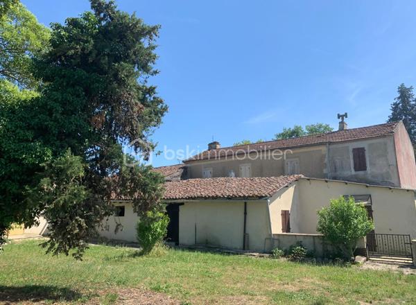 A 5mn du centre-ville de Condom, cette propriété d'env. 7000 m² avec parc arboré, offre un cadre de vie privilégié au cœur d'un environnement naturel préservé.
Cette propriété s’adresse à de multiples profils comme, un investisseur recherchant un rapport sur les bâtis ou tout simplement une famille souhaitant conjuguer vie à la campagne dans une zone alliant charme et douceur de vivre. La partie habitation se compose de trois logements distincts avec accès indépendant. Une maison principale T7 R+1 de 207 m² à rénover idéal pour une famille, un logement T4 de 87 m² de plain-pied avec garage, un logement T3 de 92 m² de plain-pied avec terrasse. La partie exploitation comprend une dépendance de 225 m² attenante à la maison avec un hangar agricole et un atelier fermé, parfait pour une activité artisanale. Ce bien multi-usages correspond à un ensemble immobilier rare sur le secteur.
