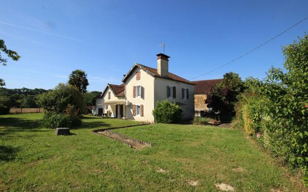 Maison à vendre    7 pièces •  Castétis