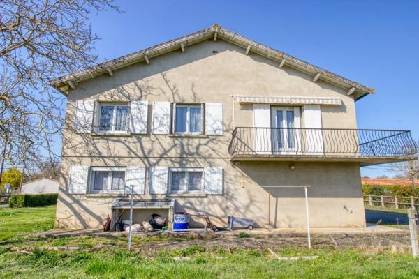 Maison traditionnelle des années 70 avec sous-sol complet et grand jardin avec un puits