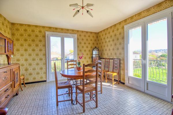 Maison traditionnelle des années 70 avec sous-sol complet et grand jardin avec un puits