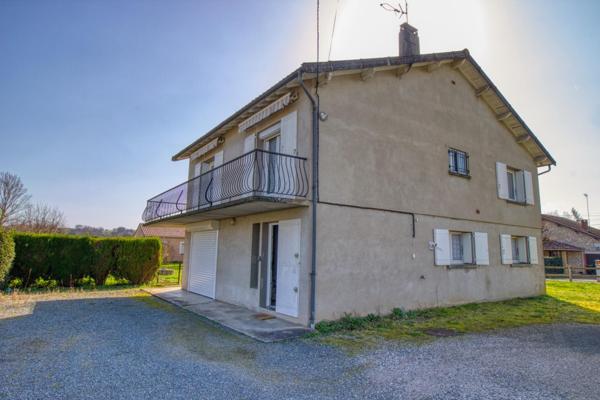 Maison traditionnelle des années 70 avec sous-sol complet et grand jardin avec un puits