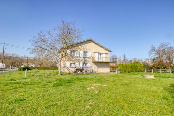 Maison traditionnelle des années 70 avec sous-sol complet et grand jardin avec un puits