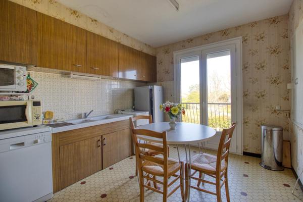 Maison traditionnelle des années 70 avec sous-sol complet et grand jardin avec un puits