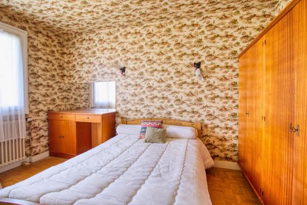 Maison traditionnelle des années 70 avec sous-sol complet et grand jardin avec un puits