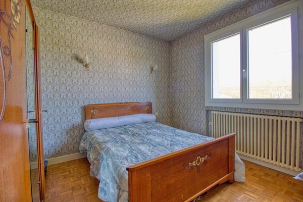 Maison traditionnelle des années 70 avec sous-sol complet et grand jardin avec un puits