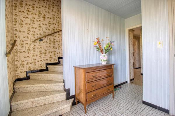 Maison traditionnelle des années 70 avec sous-sol complet et grand jardin avec un puits