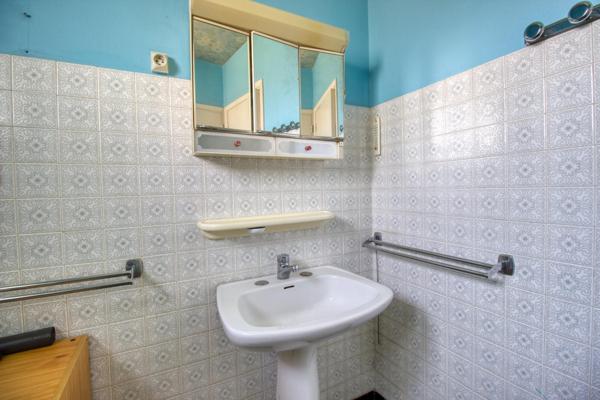 Maison traditionnelle des années 70 avec sous-sol complet et grand jardin avec un puits