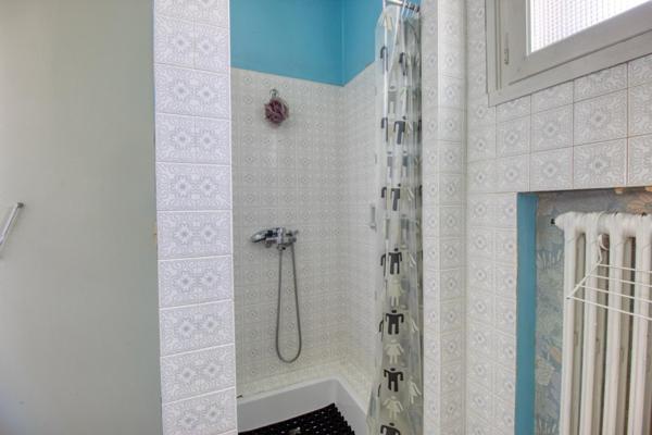 Maison traditionnelle des années 70 avec sous-sol complet et grand jardin avec un puits