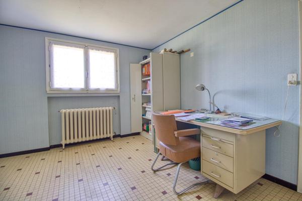 Maison traditionnelle des années 70 avec sous-sol complet et grand jardin avec un puits